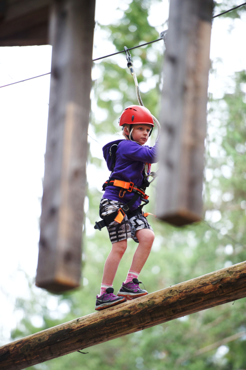 Kind im Kletterwald