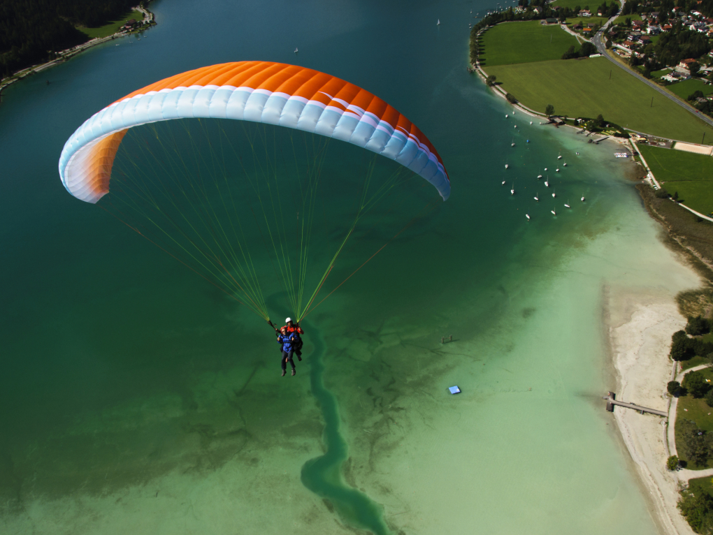 Gleitschirmfliegen im Sommer am Achensee