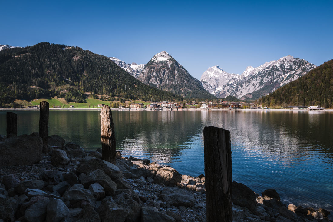 Achensee mit Bergen im Hintergrund