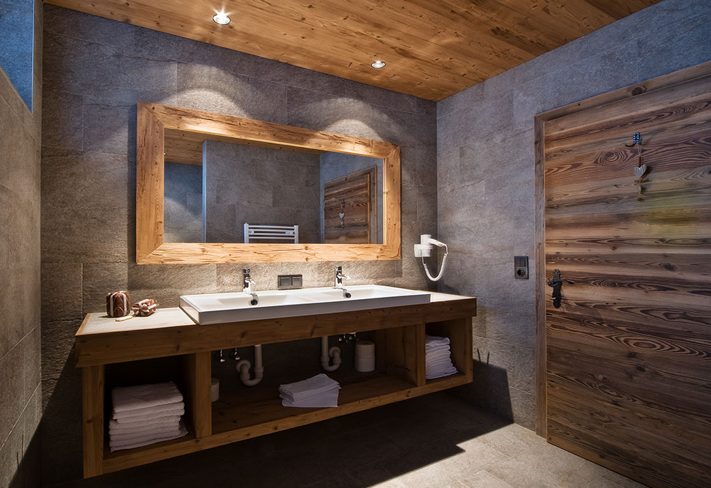 wunderschönes Badezimmer mit Holzverzierungen